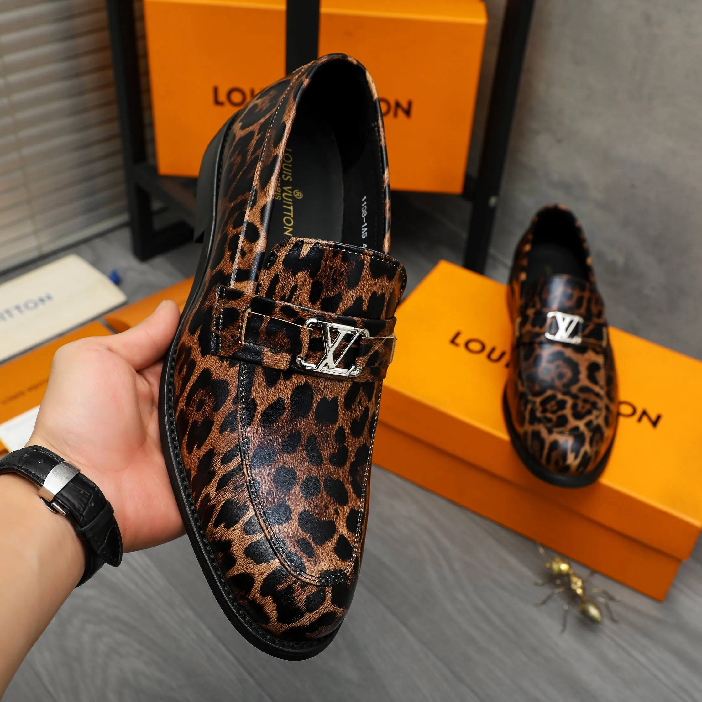 Men's shoes 💰p460 Product trademark: LV "Louis Vuitton" business slip-on leather shoes. Regular size: 39-45 (45 is custom-made and non-returnable) Product materials: Selected leopard print cowhide upper, cowhide lining, original rubber outsole